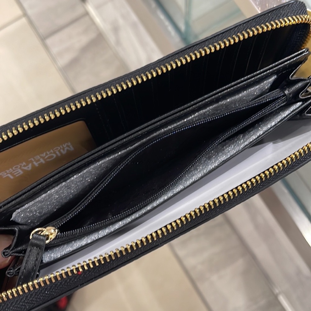 MICHAEL KORS LARGE TRAVEL CONTINENTAL WRISTLET WALLET PHONE HOLDER BLACK /Gold - Picture 9 of 16